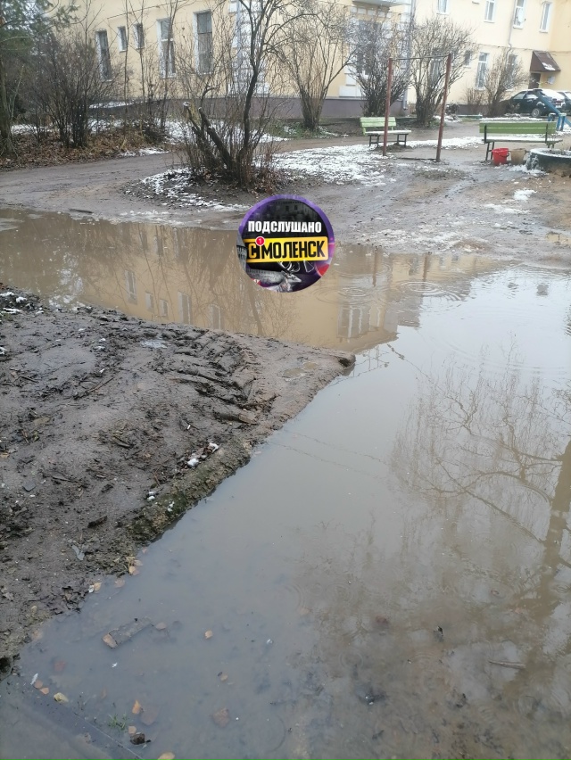 Двор на улице Седова, 33а. Сегодня, 15 ноября, ничего не из...