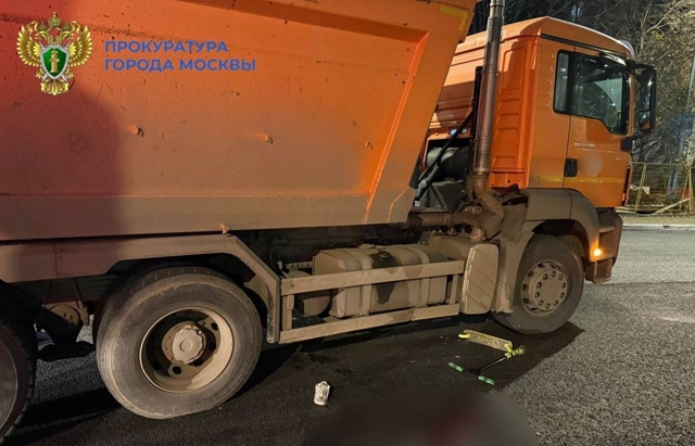 В Зеленограде водитель грузовика сбил на пешеходном п?...