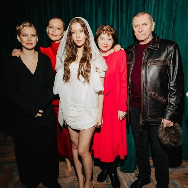 Анна Пересильд посетила премьеру фильма «Алиса в стра?...