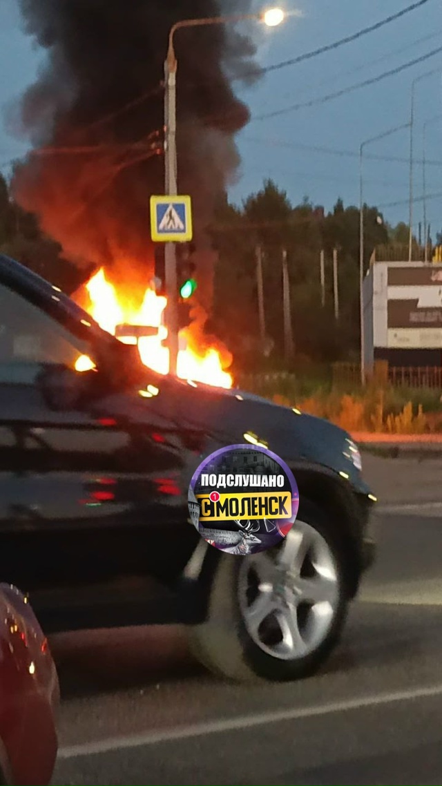 ‼Горит машина возле бывшего авторынка на повороте на ?...