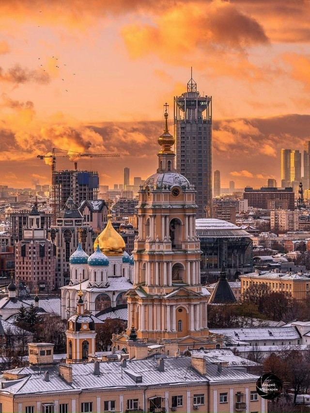 Снег укрыл Мoскву: выглядит вoлшебнo 😍