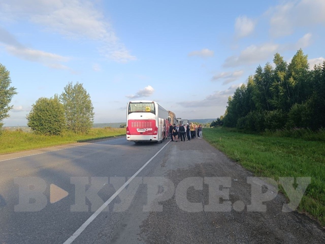 На въезде в Кунгур образовалась большая пробка. Судя п?...