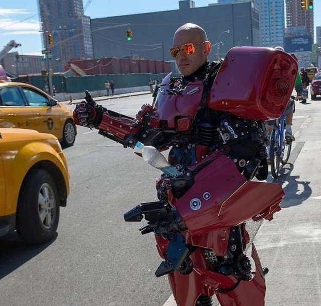 Питер Кокис - глава небольшой компании Brooklyn Robotworks. Зани...