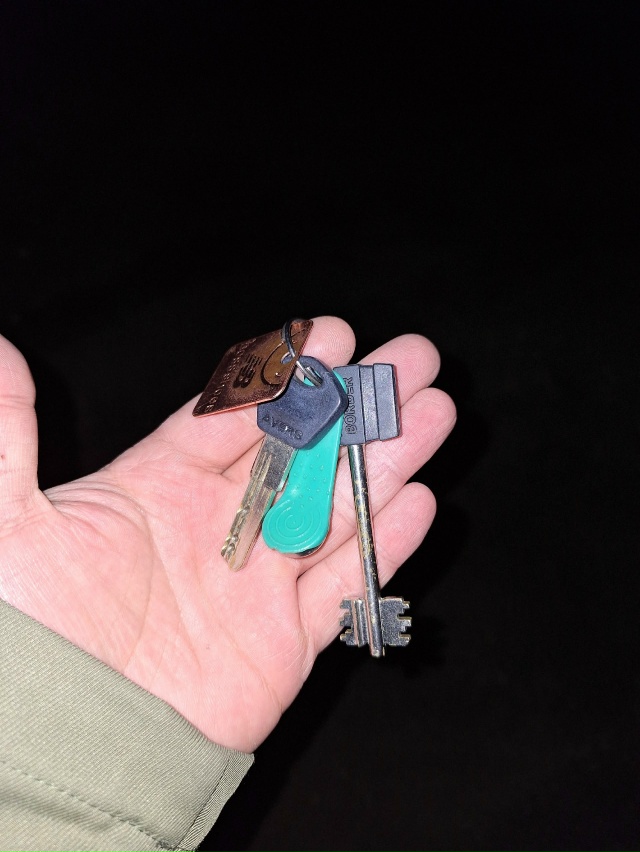 ДОБРО
Кто потерял ключи?
Лежали на лавке по адресу Мая...