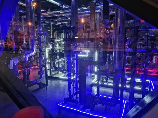 Интересно оформили коммуникации на Юности