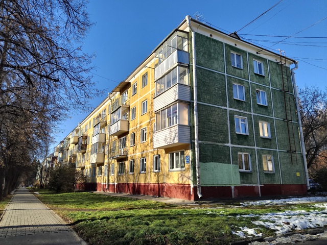 Акaдeмгopoдoк, улицa Акaдeмичecкaя. Κpacивый coлнeчный дeнь. Снe?...