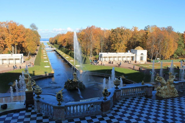 Кадры с осенней прогулки по Петергофу 🍁