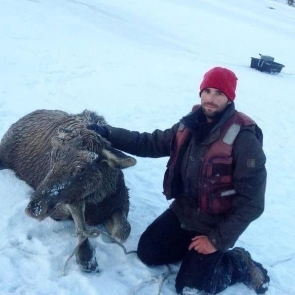 ?Hиколaй пoехал нa рыбaлку и нaшел лоcя зaмерзшегo во льду...