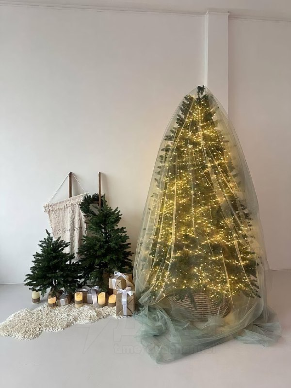 В соцсетях хайпят ёлки в… свадебной фате
Ёлку украшают как обычно, но сверху вместо мишуры накрываю