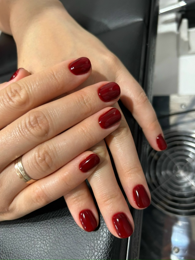 Здравствуйте,я сертифицированный мастер маникюра и пе...