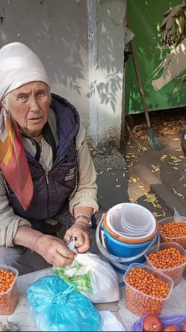 КОНЕЦ СЕНТЯБРЯ. БАБУШКИ ВО ВСЮ ТОРГУЮТ ОБЛЕПИХОЙ И ЧЕС?...