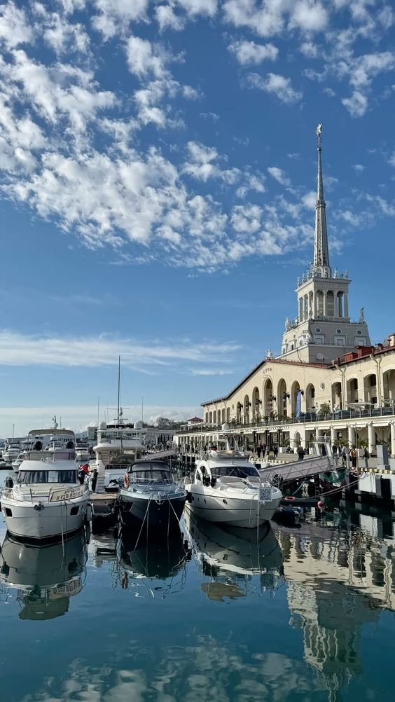 В Сочи ограничили доступ туристов к причалам Морского ...