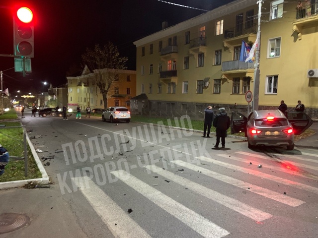 На перекрестке Мира и Ленина жестко столкнулись Веста ...