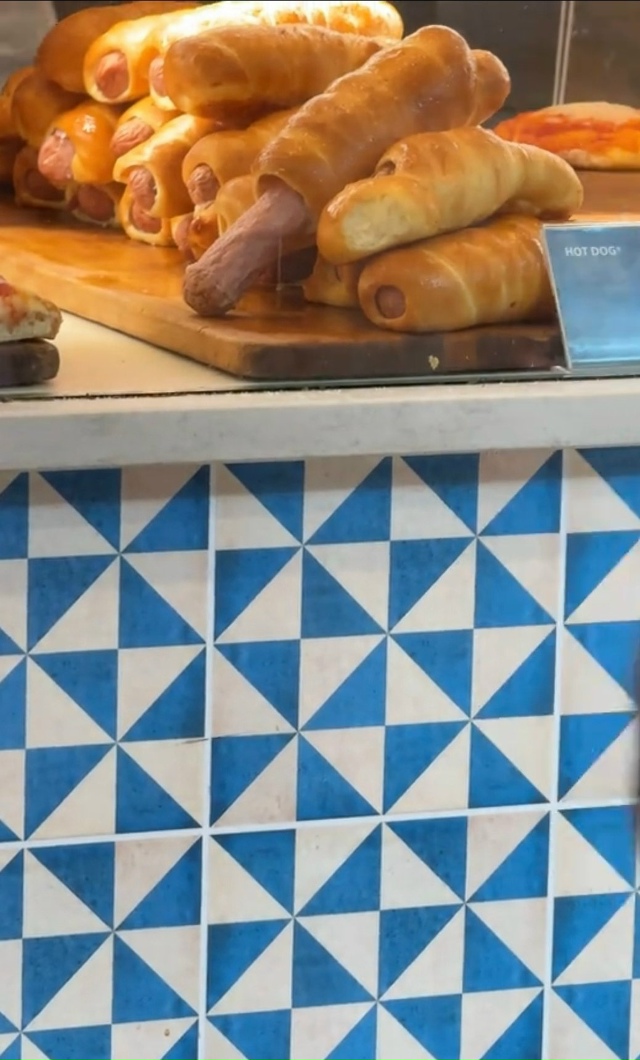 ВЯЛАЯ СОСИСКА... 🤬
Очередной трэш в продуктовых магази...