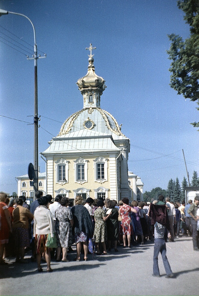 Очередь в Большой Петергофский дворец. 1982 г.