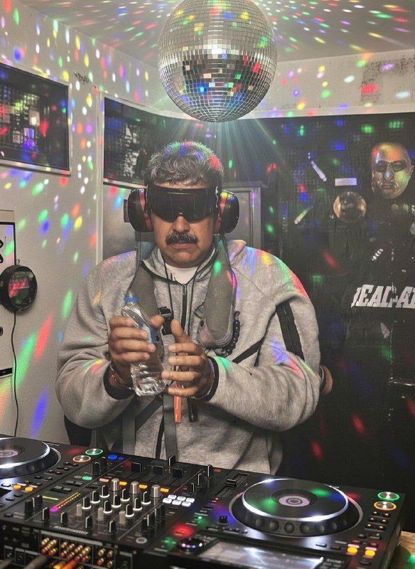 2026 — это когда у тебя есть диджейский сет с похищенным президентом всего через несколько часов пос