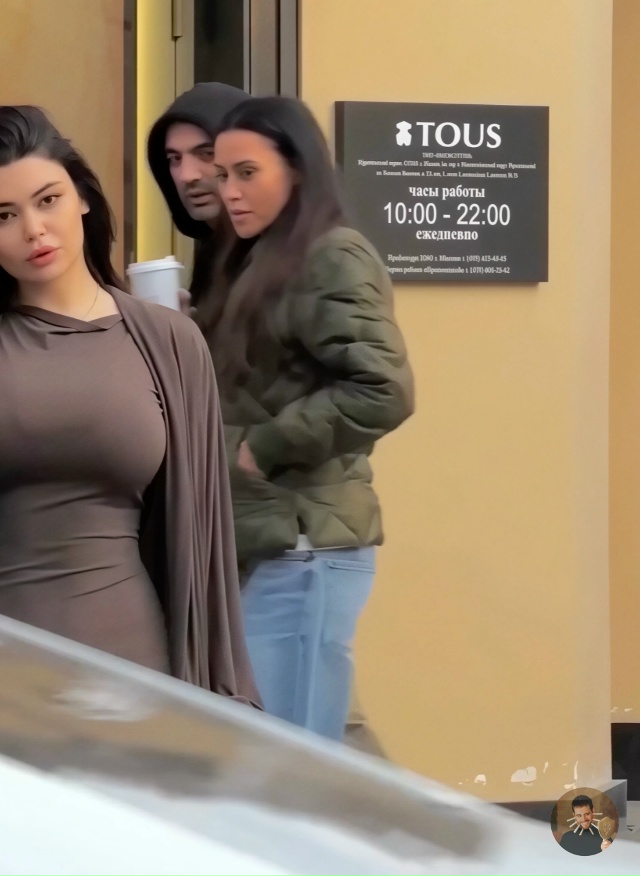 Девушка идёт на заднем плане — и по её лицу всё ясно.
Н?...