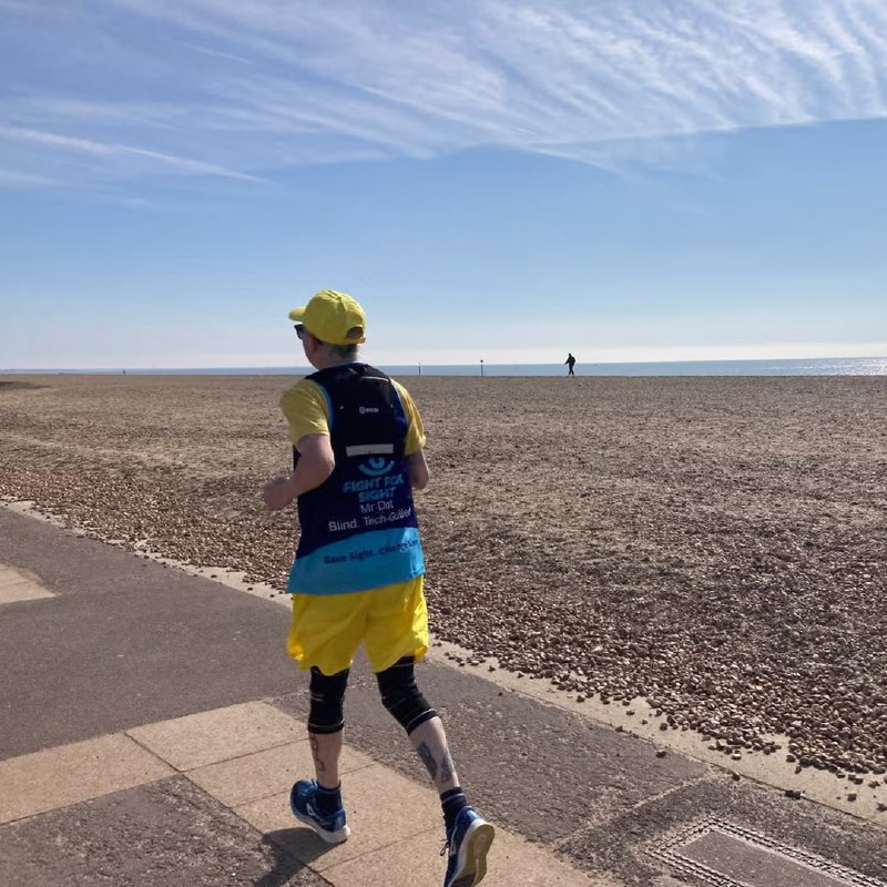 😎 Фантастика: незрячий мужчина планирует пробежать марафон с помощью умных очков и поддержки людей с