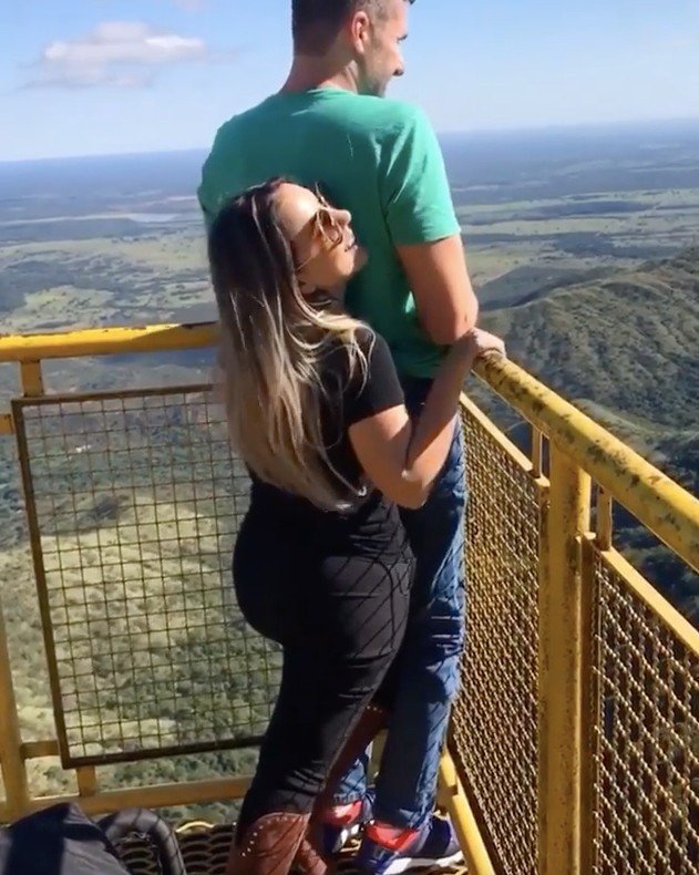 Каждый человек заслуживает счастья и любви!
Она подни...