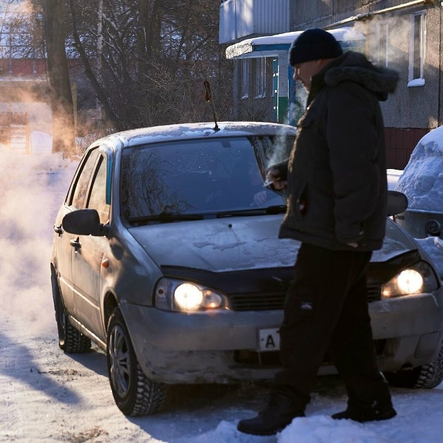 Россиянам напомнили, что за прогрев автомобиля во двор...