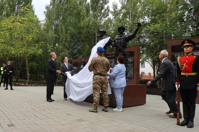 🤝В Стерлитамаке открыли мемориал героям СВО.
В парке ...