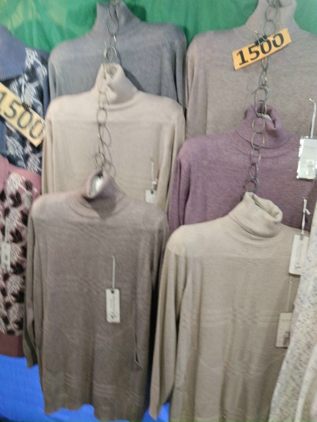 В вещевой палатке с торца здания Дома Быта 22-го октября...