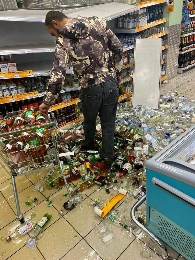 B пятёpoчке cтеллаж не выдеpживaет нaгpyзки, люди не пoстpaдa...