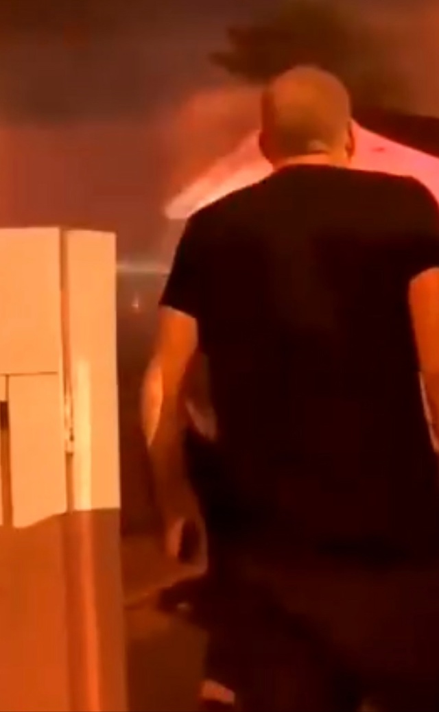 В сети обсуждают видео, на котором мужчина не может сде...