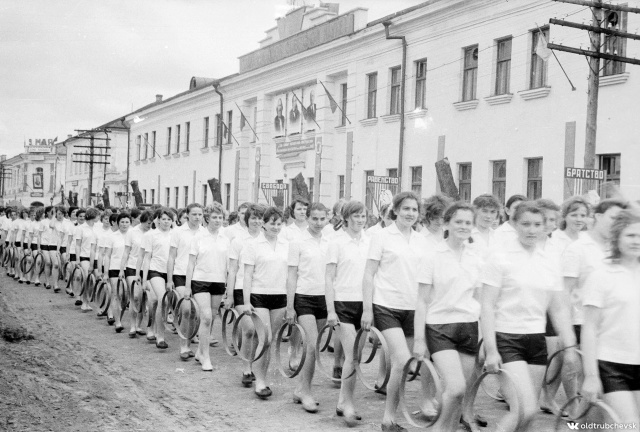 Шествие девушек. 1965-й год.