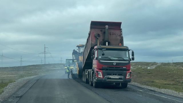 Снова вскрыли: Дорогу на Териберку ремонтируют по гара...
