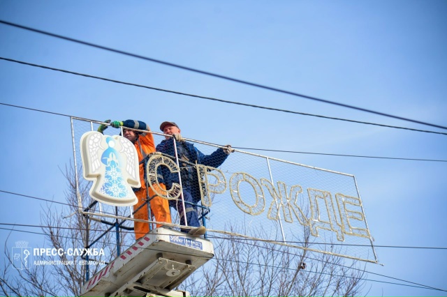 🎄 В Евпатории приступили к украшению улиц к зимним пр?...