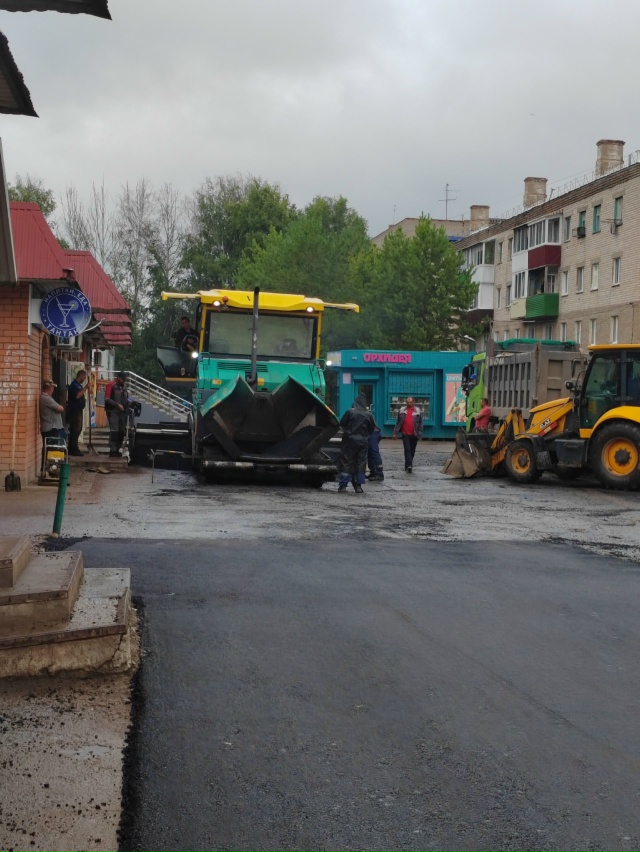 На Юбилейке на площади укладывают асфальт...