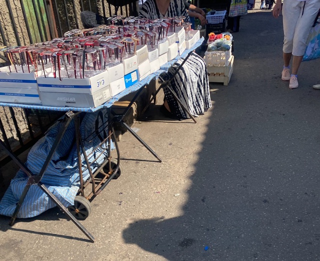 Почему на вокзале работают без кассы? Продают очки без ...