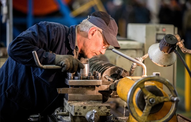 Пенсионеров стали брать на работу чаще молодежи.
Рос?...