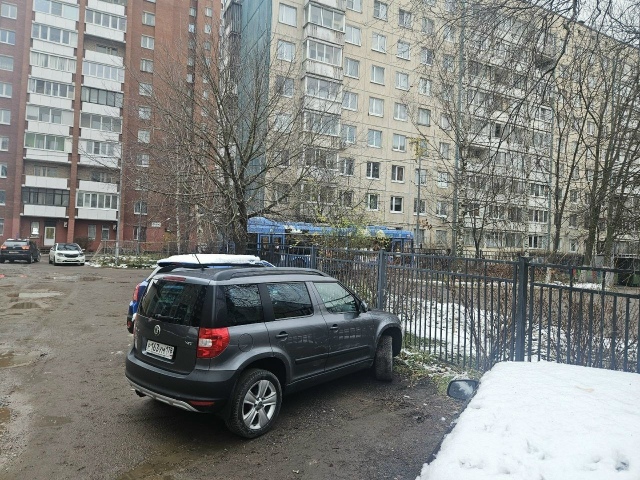 В Петербурге троллейбус заблудился во дворах панелек
...