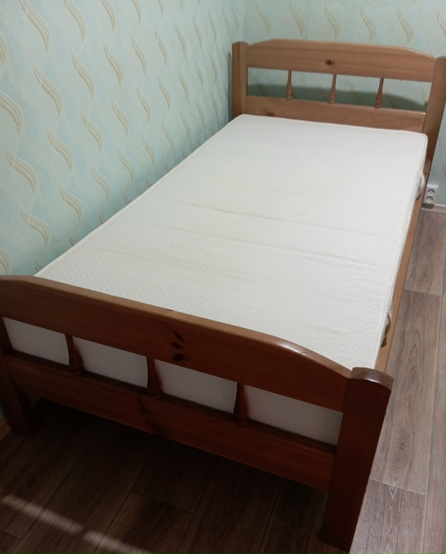 Продам кровать из массива сосны с ортопедическим матр?...