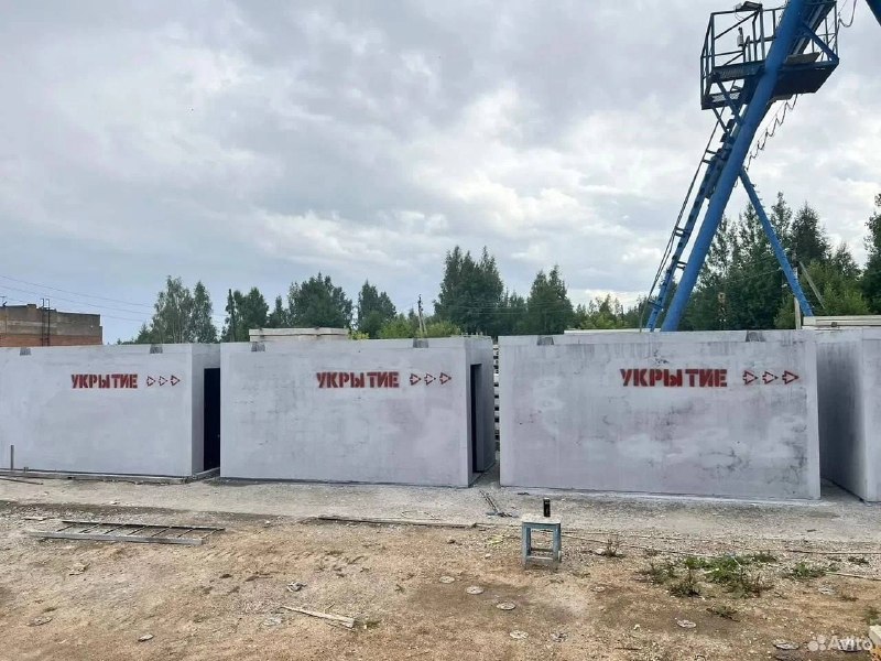 Личное бомбоубежище теперь можно купить в Питере за 300 тысяч рублей.
Вентиляцию, свет и двери при