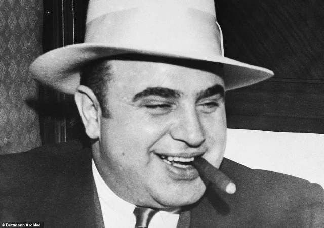 Поскольку Аль Капоне было сложно использовать незакон...