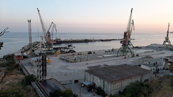 Многие жители Ялты обеспокоены будущим морского порта...