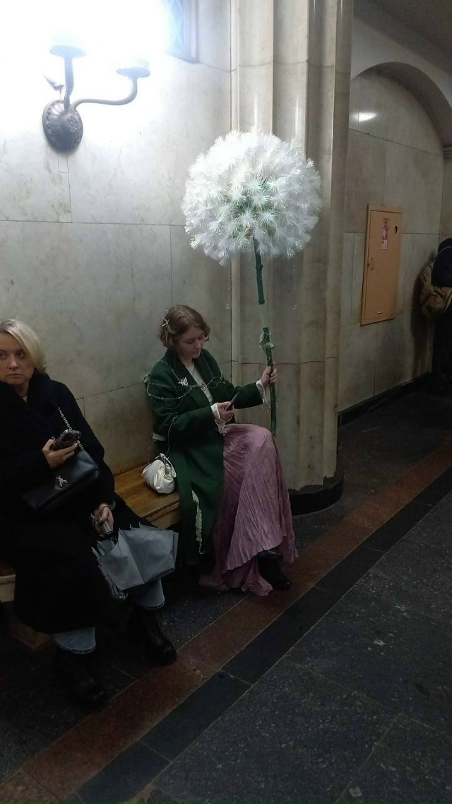 🧚 Одуванчиковая фея в метро.