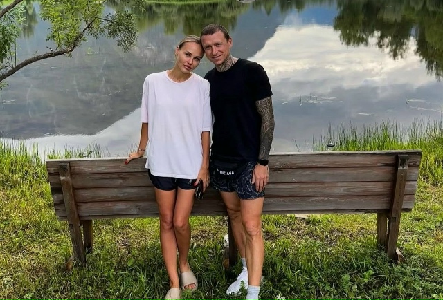 Супруге Павла Мамаева сообщили о его изменах...
Подпис?...