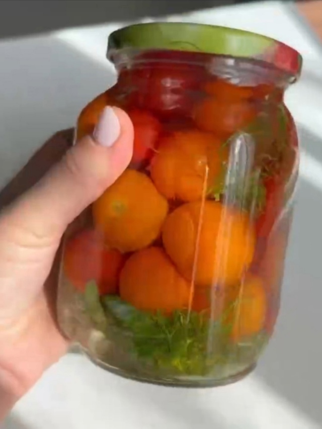 Потрясающе быстрый рецепт маринованных помидоров на з...
