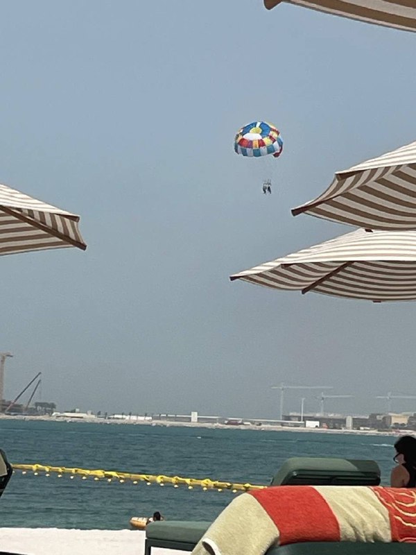 Российские туристы в Дубае продолжают прыгать с парашютом, несмотря на ракетные обстрелы💥