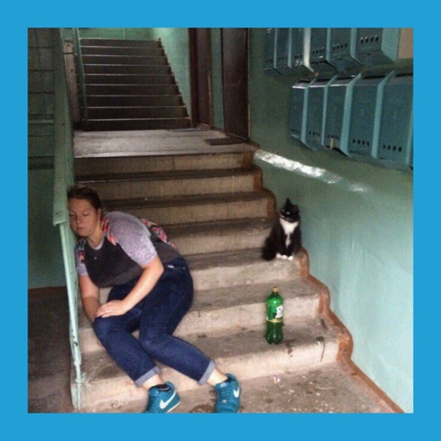 Чтo дeлaть, ecли coceди пocтoяннo куpят и шумят в пoдъeздe?
Ситу...