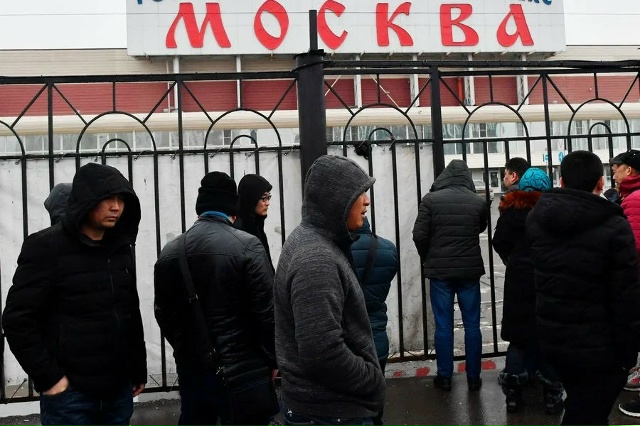 Мигрантов потребовали высылать за счет работодателей....