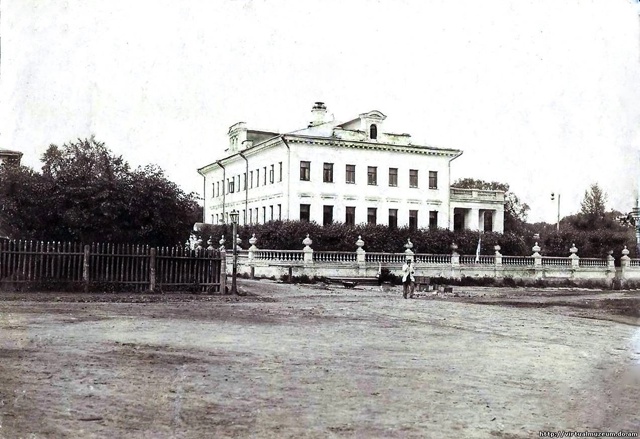 Дом (г. Родники, ул. Советская, д. 4) построен в 1892 году в ц...
