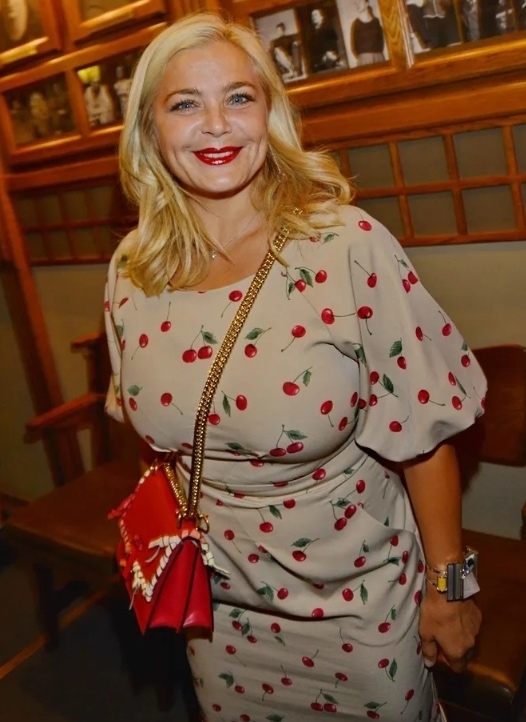 Ирина Пегова показала фигуру в ярком купальнике на отд...