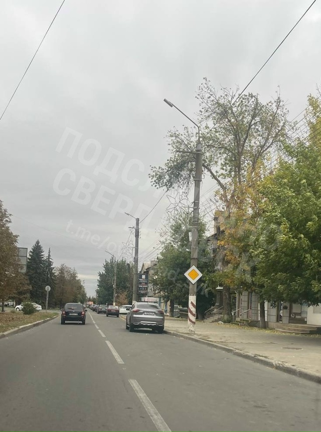 По центру города обновили старые дорожные знаки и уста...