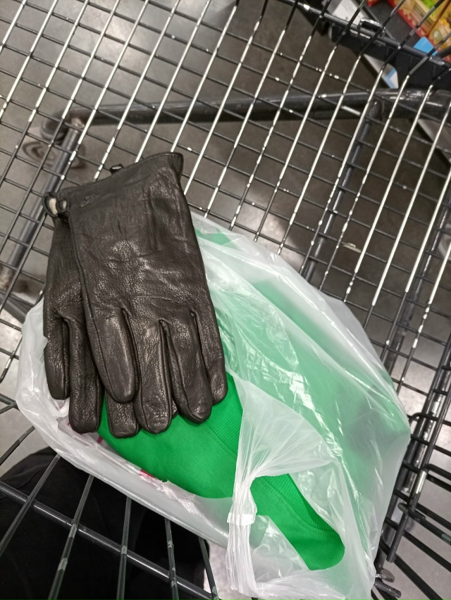 В магазине Миндаль забыли вещи в тележке (перчатки и зе...