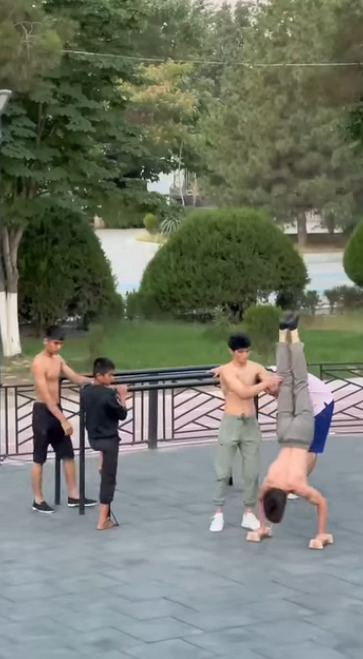 Разыграл парней на спортивной площадке